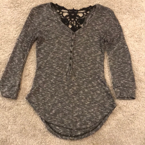 Beautiful shirt with lace back - Picture 3 of 6